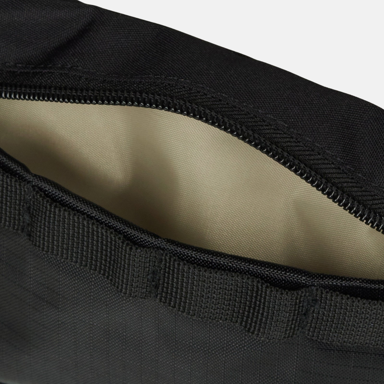 Сумочка ESSENTIALS Sling