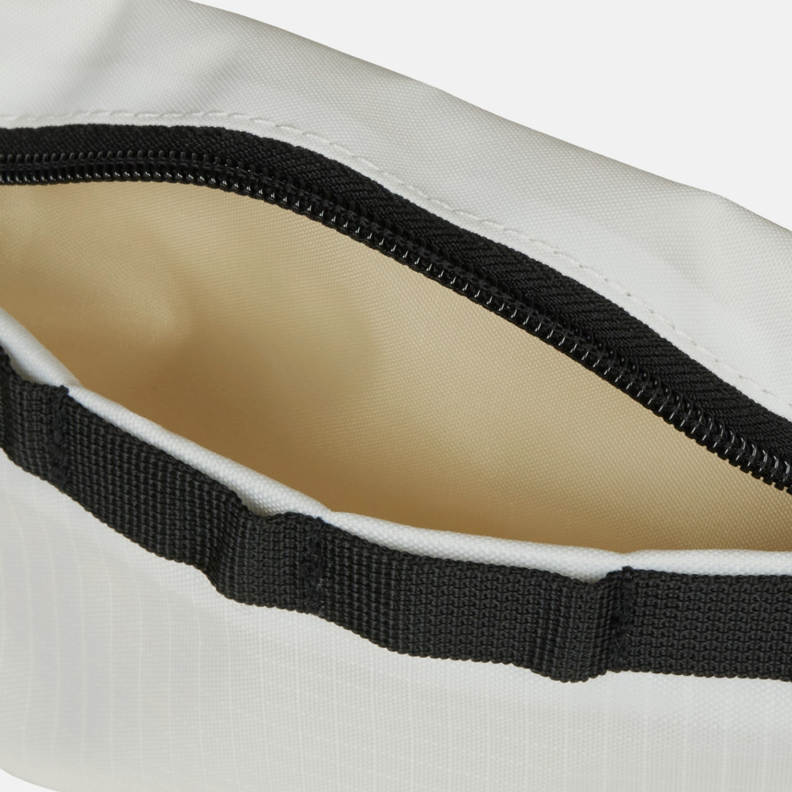 Сумочка ESSENTIALS Sling біла