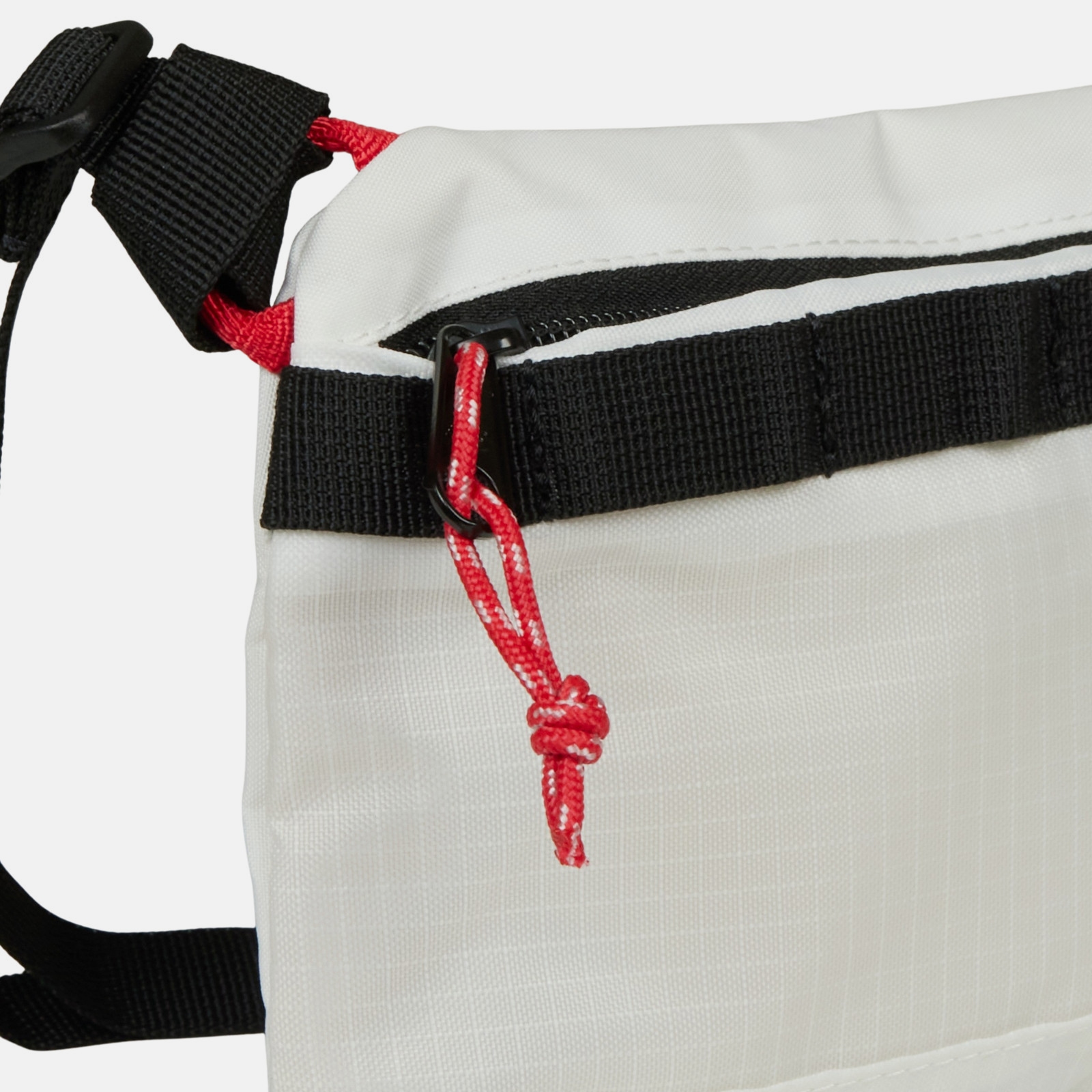 Сумочка ESSENTIALS Sling біла